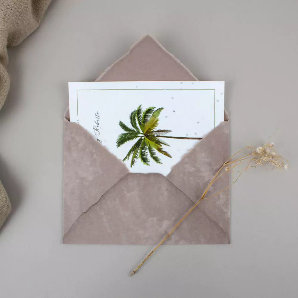 sobre-marron-con-invitacion-palmera-64eddc79b9349