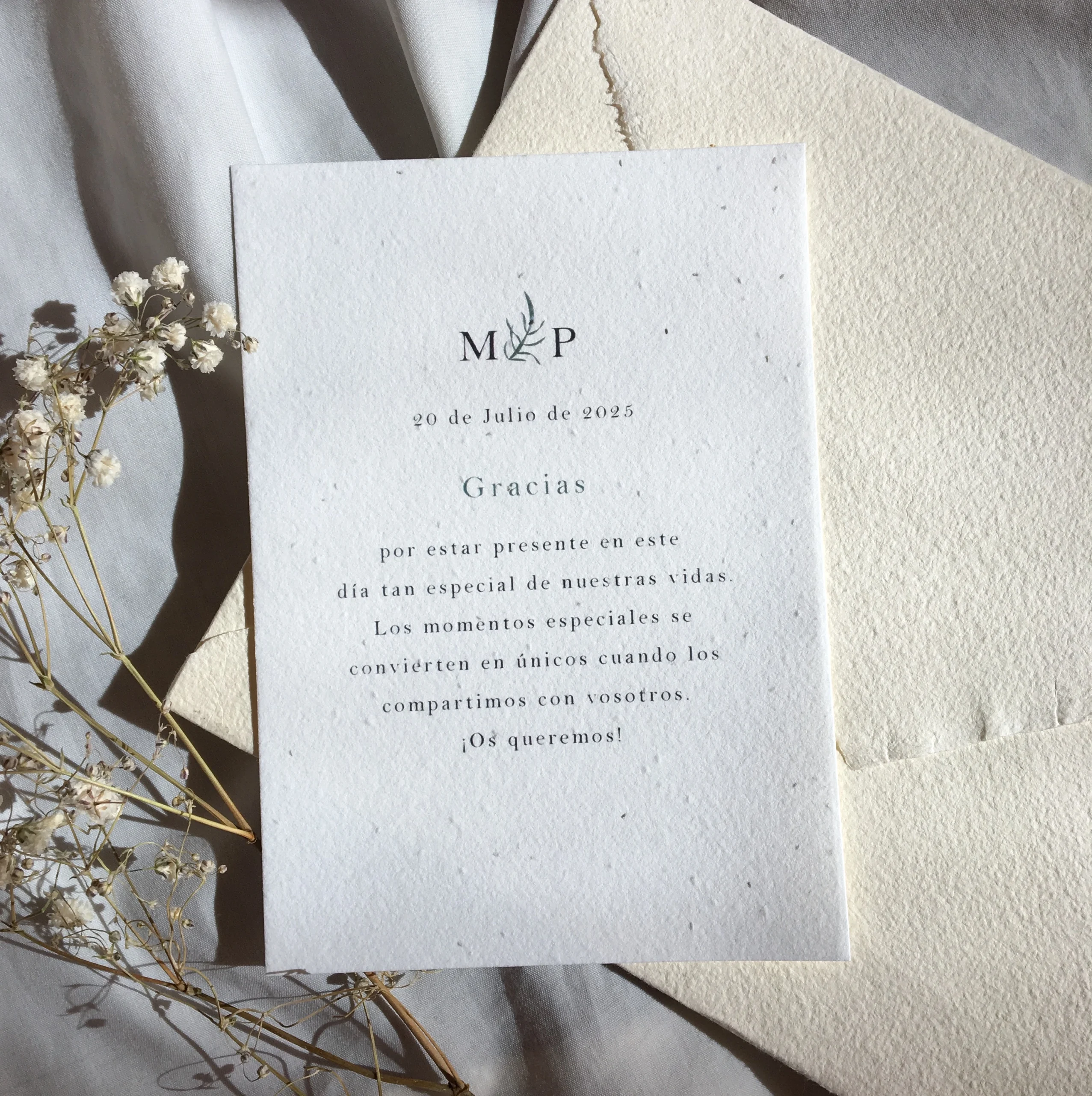 sobre y papel con semillas